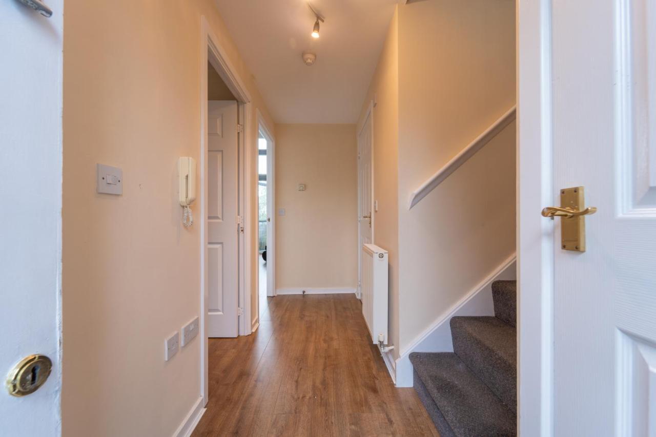 Luxury 2 Bed Apartment - Near Heathrow, Legoland, Windsor Слау Екстериор снимка