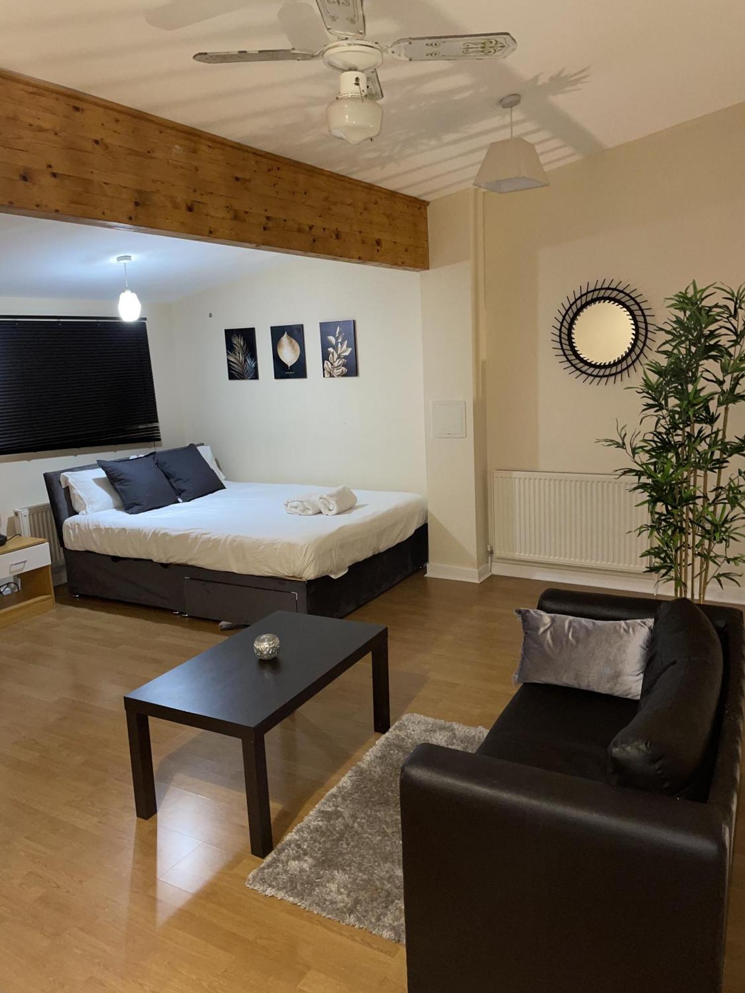 Luxury 2 Bed Apartment - Near Heathrow, Legoland, Windsor Слау Екстериор снимка