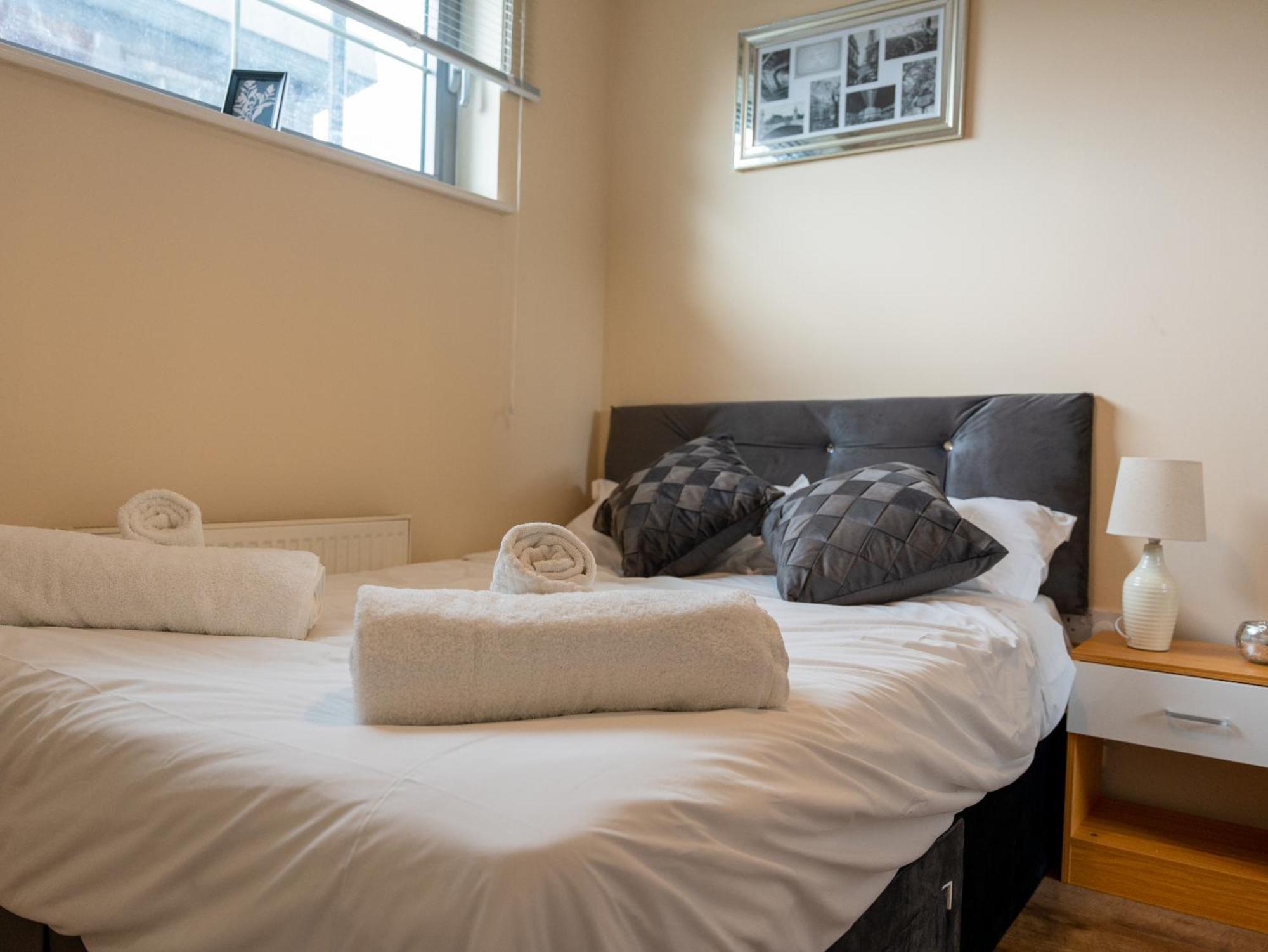 Luxury 2 Bed Apartment - Near Heathrow, Legoland, Windsor Слау Екстериор снимка