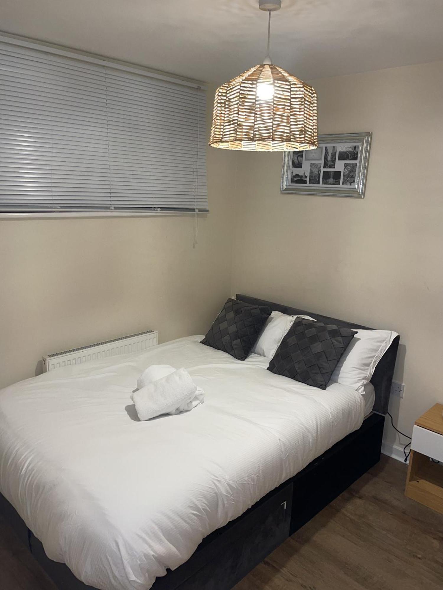 Luxury 2 Bed Apartment - Near Heathrow, Legoland, Windsor Слау Екстериор снимка